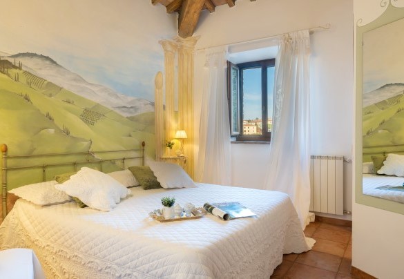 La caratteristica camera matrimoniale adornata da un affresco - Villa Beltramonto