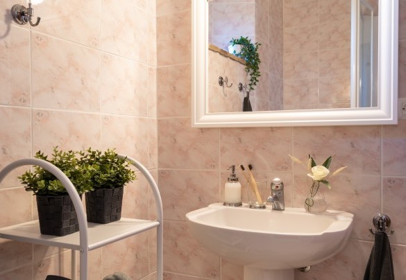 Il colorato bagno en-suite con doccia - Villa Beltramonto