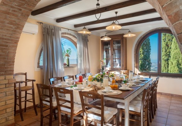 Il vasto tavolo da pranzo al piano terra - Villa Beltramonto