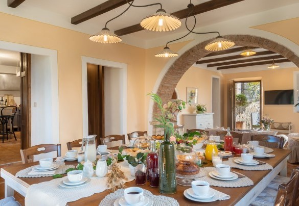 Il vasto tavolo da pranzo al piano terra - Villa Beltramonto