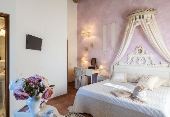 La graziosa camera matrimoniale al primo piano con bagno en-suite - Villa Beltramonto