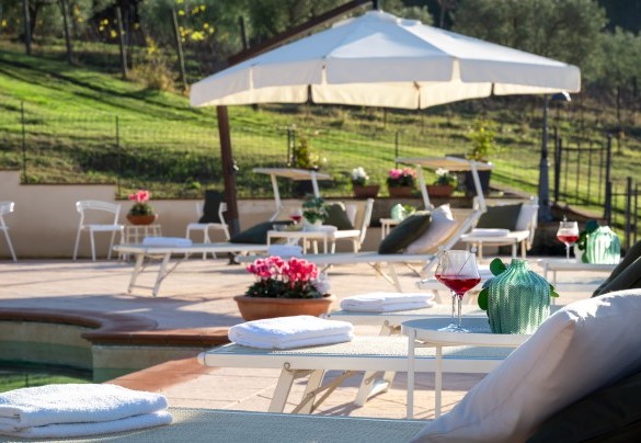 La zona prendisole accanto la villa - Villa Beltramonto