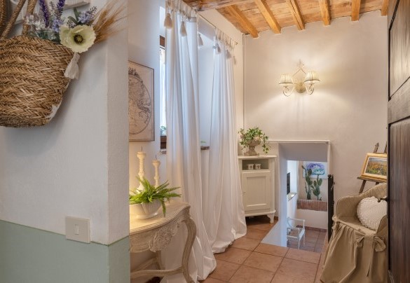 Il corridoio arredato con cura - Villa Beltramonto