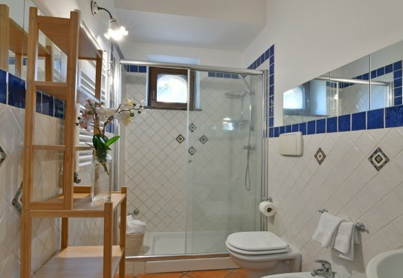 Il bagno con doccia nel mini appartamento al piano inferiore - Villa Biddizza