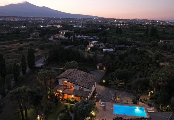 Veduta aerea con l’Etna al tramonto - Villa Biddizza