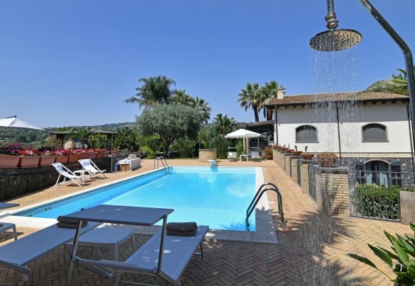 La zona piscina - Villa Biddizza