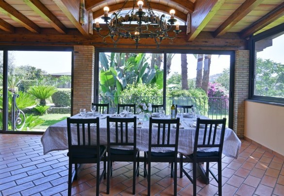 La zona pranzo esterna in veranda - Villa Biddizza