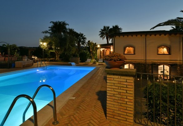 La piscina di sera - Villa Biddizza