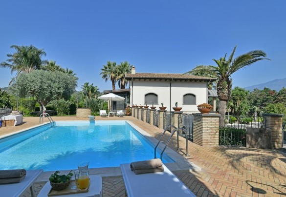 La zona piscina - Villa Biddizza