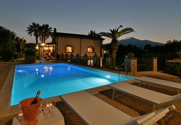 La zona piscina di sera - Villa Biddizza