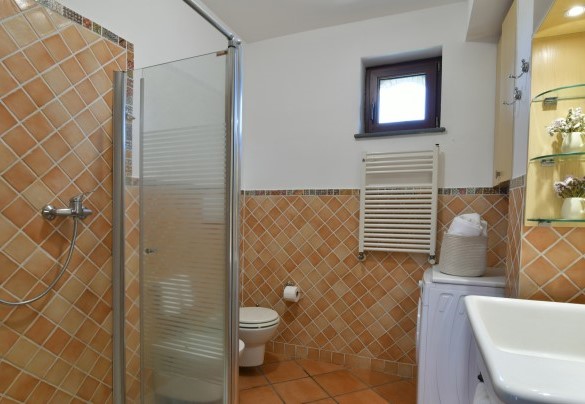 Il bagno con doccia al piano terra - Villa Biddizza