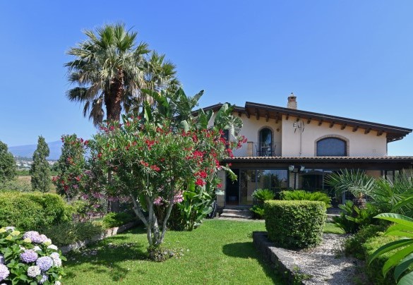 Il giardino puntellato di fiori - Villa Biddizza