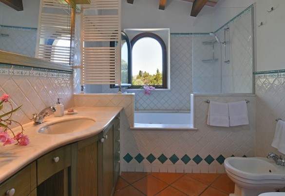 Il bagno con vasca al piano superiore - Villa Biddizza