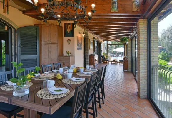 La zona pranzo esterna in veranda - Villa Biddizza