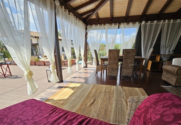 Il portico con zona pranzo e relax - Villa Biddizza