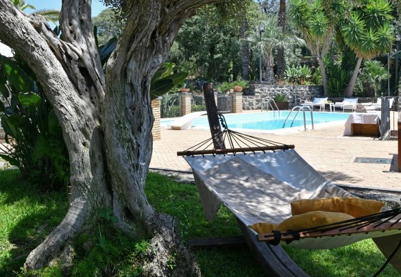 Un angolo di relax bordo piscina - Villa Biddizza
