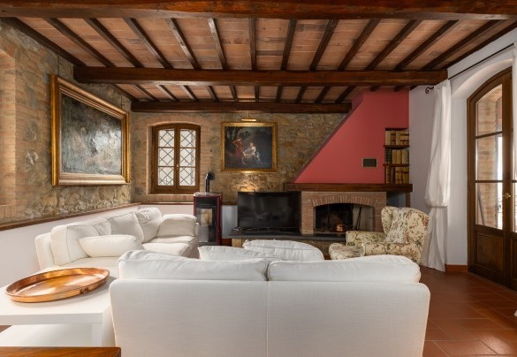 Il salotto con camino (ornamentale) e con accesso sul terrazzo coperto – Villa Binetti