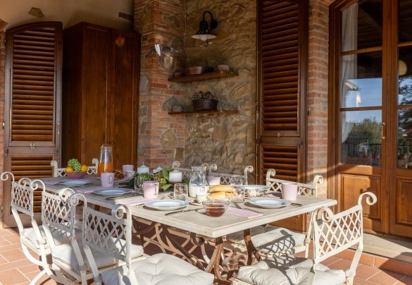 La terrazza attrezzata coperta dove è allestita la zona pranzo – Villa Binetti