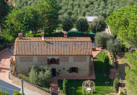 Il giardino intorno alla villa si estende su una superfice di circa 300mq completamente recintati ed è ben curato e ricco di vegetazione – Villa Binetti