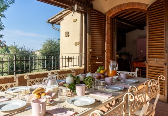 La terrazza attrezzata coperta che, all’occorrenza, può essere chiusa, per garantire massima comodità e fruibilità di questo ambiente in ogni momento dell’anno – Villa Binetti