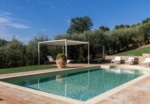 La piscina è depurata a cloro e resterà aperta dall’ultimo sabato di aprile fino al primo sabato di ottobre – Villa Binetti