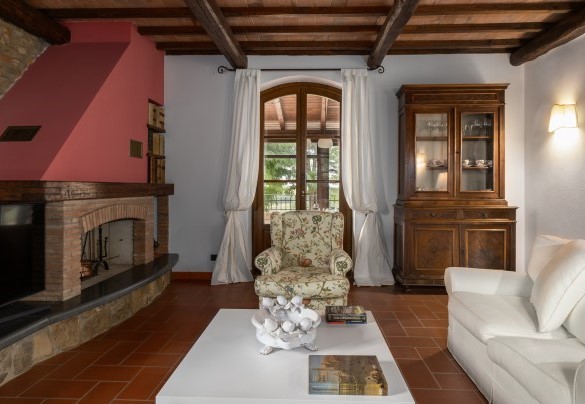 Il salotto con camino (ornamentale) e con accesso sul terrazzo coperto – Villa Binetti