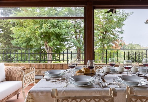 La terrazza attrezzata coperta dove è allestita la zona pranzo – Villa Binetti