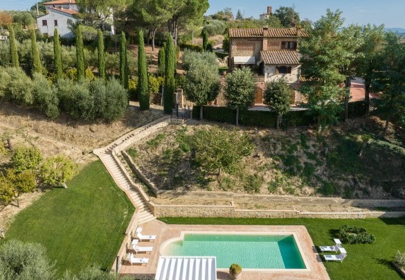 La zona piscina si raggiunge scendendo la scala in pietra con ringhiera in ferro – Villa Binetti