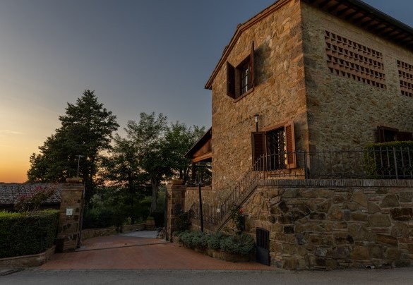 Il cancello di accesso che conduce alla zona parcheggio scoperta – Villa Binetti