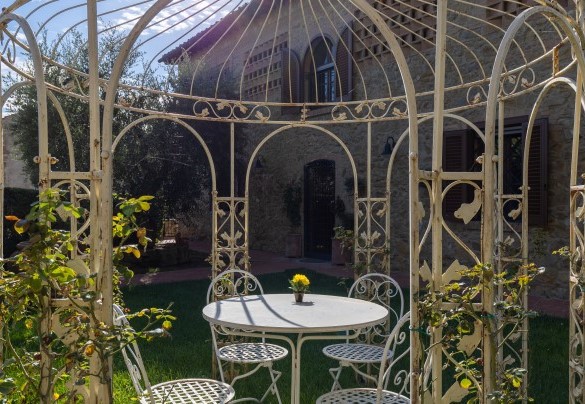 L’elegante gazebo in ferro battuto con piante rampicanti – Villa Binetti