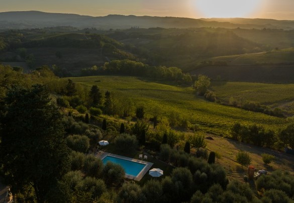 La proprietà gode di una posizione panoramica sulle colline circostanti, contornata dall’inconfondibile paesaggio toscano – Villa Binetti