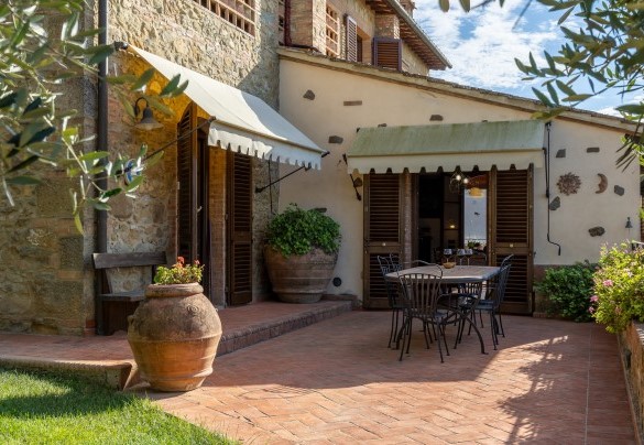 Il terrazzo scoperto, dove si trova un comodo tavolo – Villa Binetti
