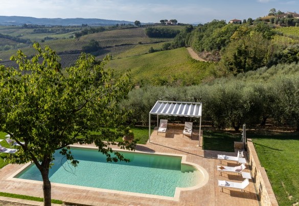 La zona solarium è rivestita in parte in cotto e in parte a prato – Villa Binetti