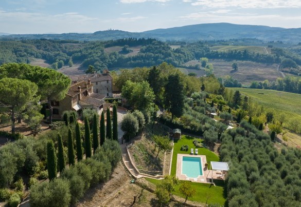 La proprietà gode di una posizione panoramica sulle colline circostanti, contornata dall’inconfondibile paesaggio toscano – Villa Binetti 