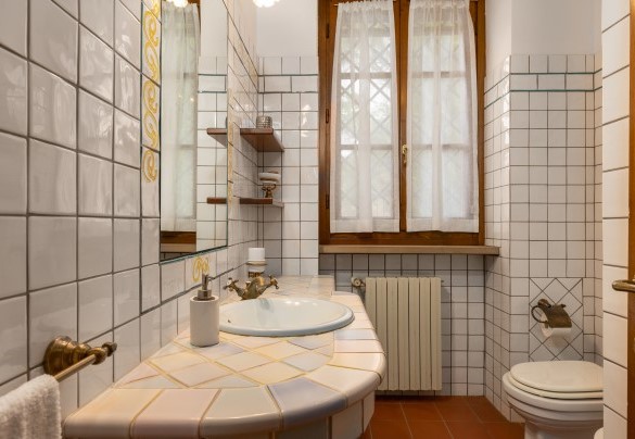 Il bagno con doccia n. 1 al piano terra – Villa Binetti