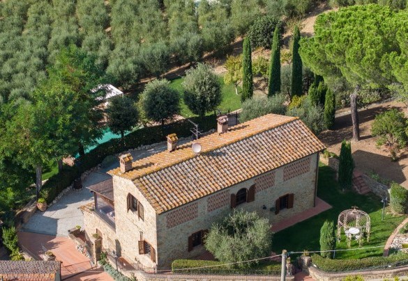 La villa è un antico fienile in pietra, di cui conserva ancora le originali griglie di areazione alle finestre – Villa Binetti