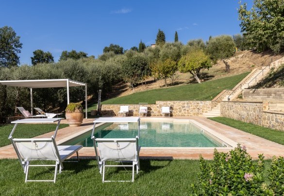 La zona piscina è circondata dall’oliveta e dal frutteto – Villa Binetti