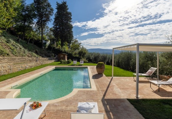 La piscina è di forma rettangolare e con scala romana per l’accesso – Villa Binetti