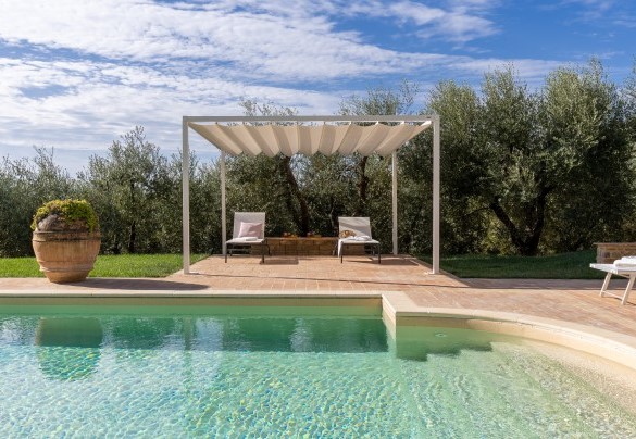 L’area solarium è attrezzata con un gazebo e lettini prendisole per offrire il massimo comfort agli ospiti – Villa Binetti