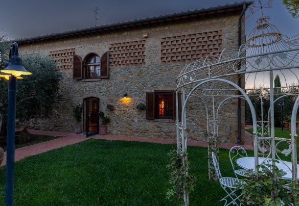 La parte di giardino più adiacente alla proprietà è ricoperto di manto erboso – Villa Binetti