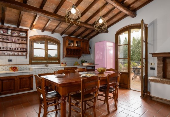 La cucina abitabile in muratura con camino (ornamentale) con accesso diretto, tramite porta finestra, al terrazzo scoperto – Villa Binetti