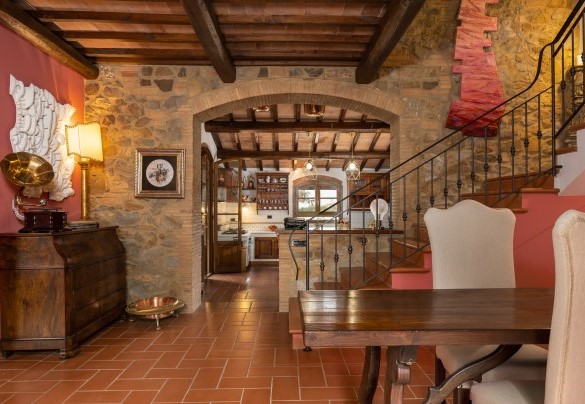 L’ampio ingresso collegato alla cucina – Villa Binetti