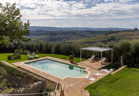 La zona piscina si trova in una parte di giardino ad un livello inferiore rispetto alla villa – Villa Binetti