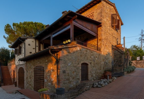 Dalla zona parcheggio si raggiunge la proprietà salendo una delle due scale in pietra con ringhiera in ferro – Villa Binetti
