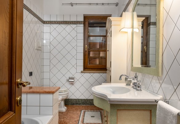 Il bagno con vasca n. 2 al primo piano – Villa Binetti