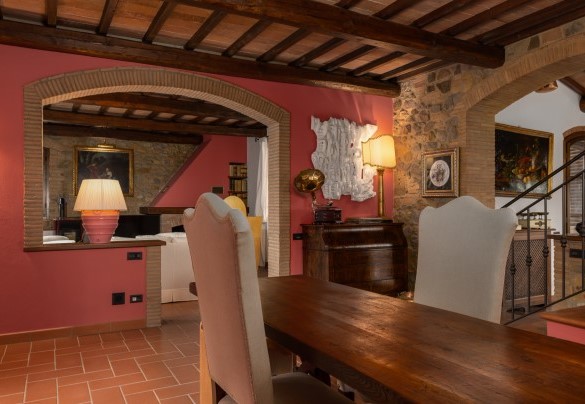 L’ingresso collegato, attraversando un arco, al salotto – Villa Binetti