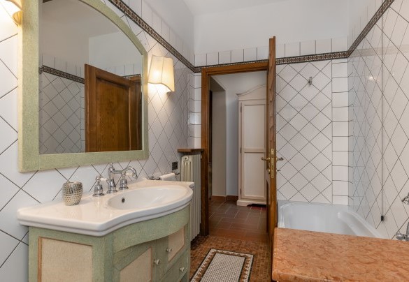 Il bagno con vasca n. 2 al primo piano – Villa Binetti