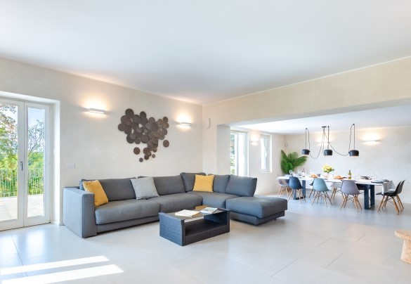 The open-plan living area, that includes two areas and the dining table with an adjoining fireplace, communicates with a large terrace - Villa Boemia