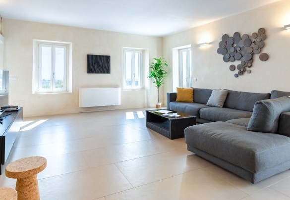 The main door leads into an entrance communicating with the open-plan living area - Villa Boemia
