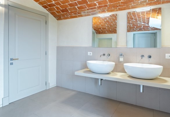 The large bathroom, suitable for people with disabilities, is located in the entrance hall of the villa - Villa Boemia